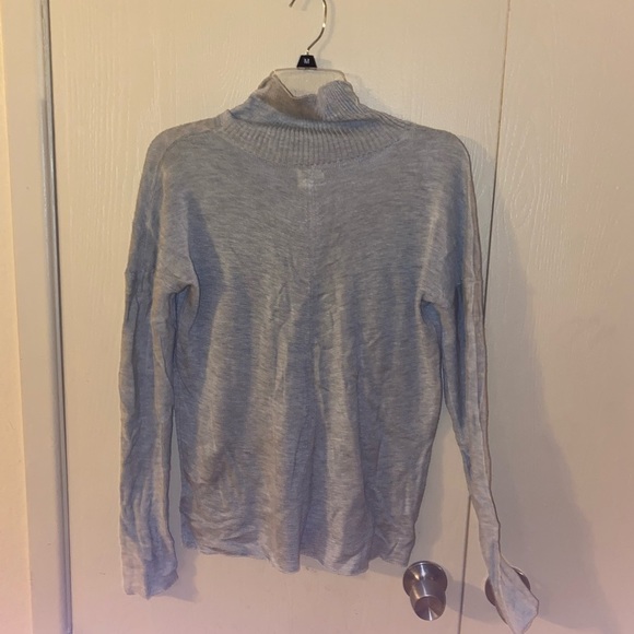 Women’s Converse light sweater - size medium - Picture 2 of 3